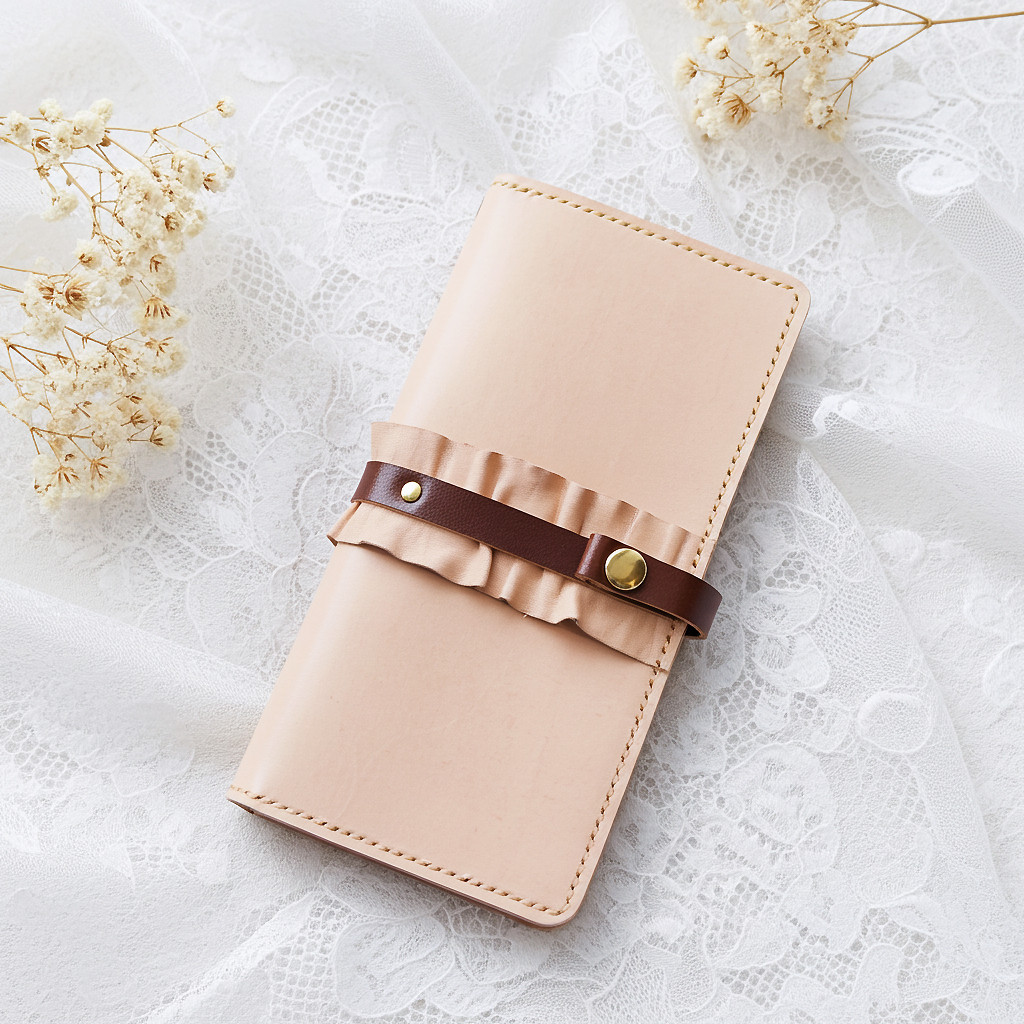 【iPhone全機種】革フリル手帳型ケース＜茶＞可愛いヌメ革のスマホケース iPhone17シリーズ対応