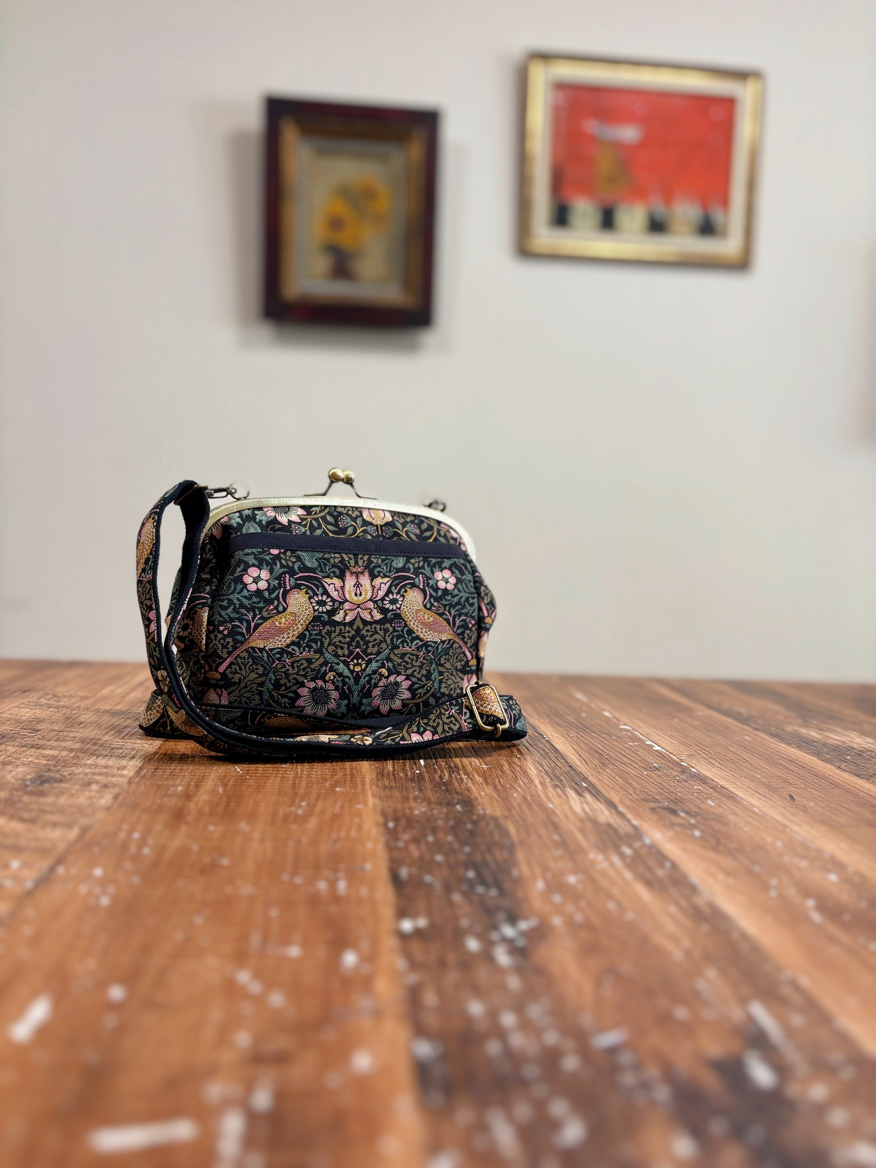 ちょっと大きめがま口財布　モリスコレクションいちご泥棒ピンク　これ1つでお出かけ可能♪本革ショルダー付き