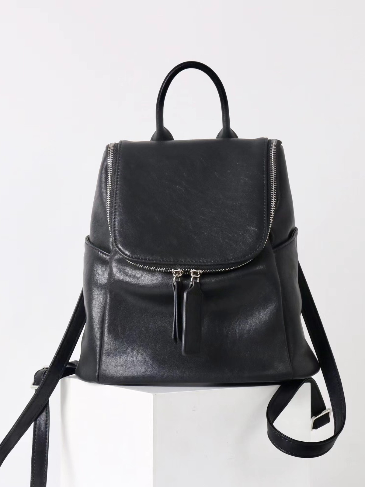 上質な植物タンニン鞣しレザーの大人リュック｜通勤にも使える上品デザイン