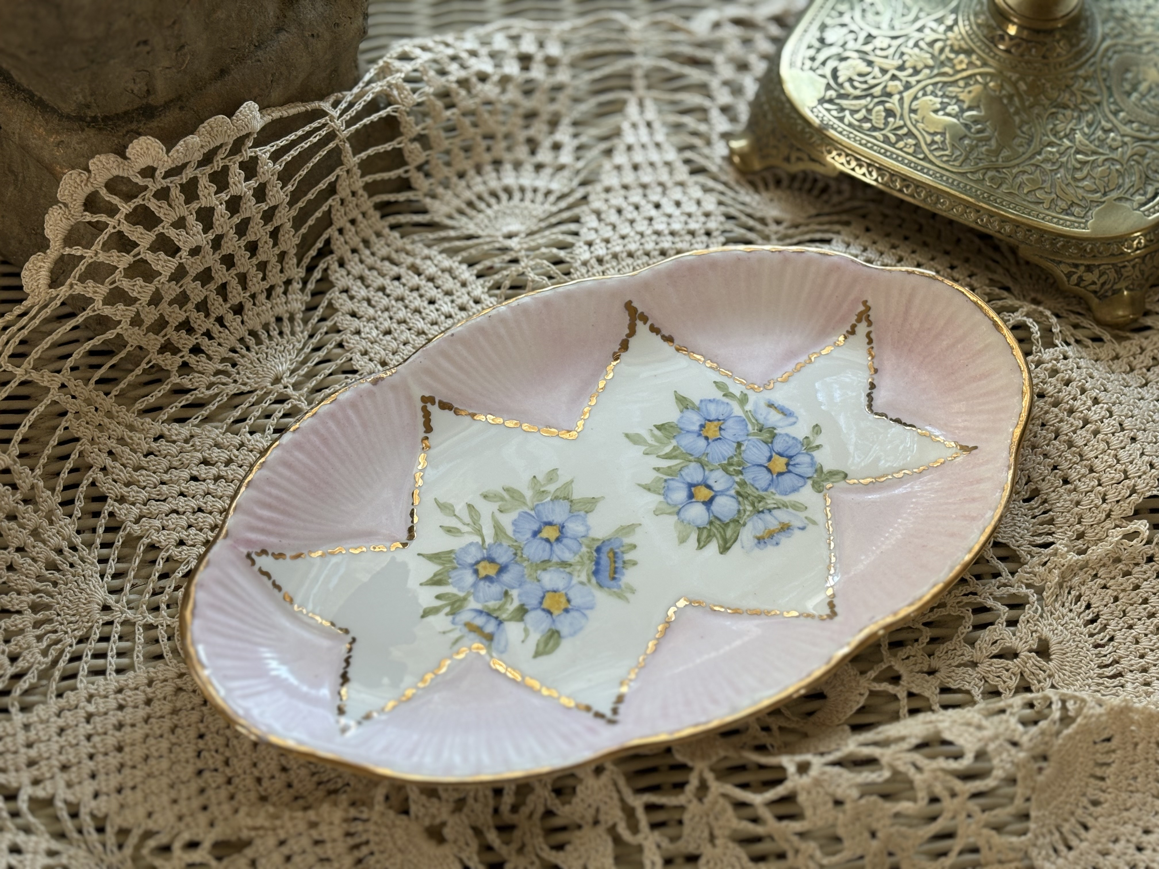 英国アンティーク shelly シェリー 花リムのオーバル型プレート 水色の小花 金彩