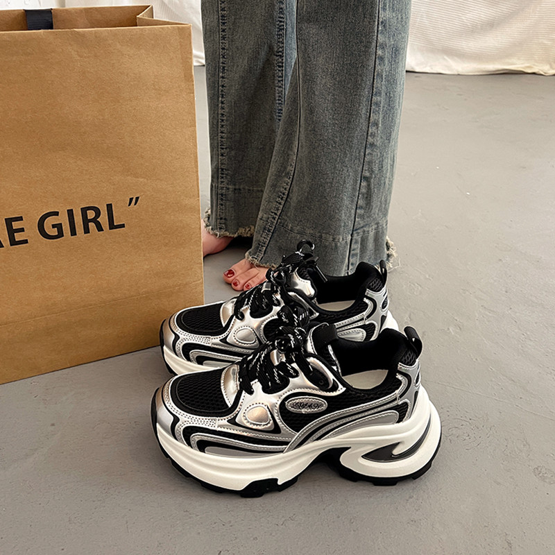 欧州駅で足が小さく見える厚底のお父さん靴女性春夏増高2025新型爆金白カジュアルスニーカー