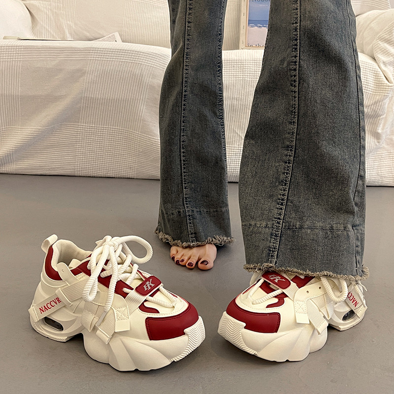 欧州駅の足が小さく見える厚底のお父さん靴女性春夏の街揚げ2025新型カジュアルスニーカー
