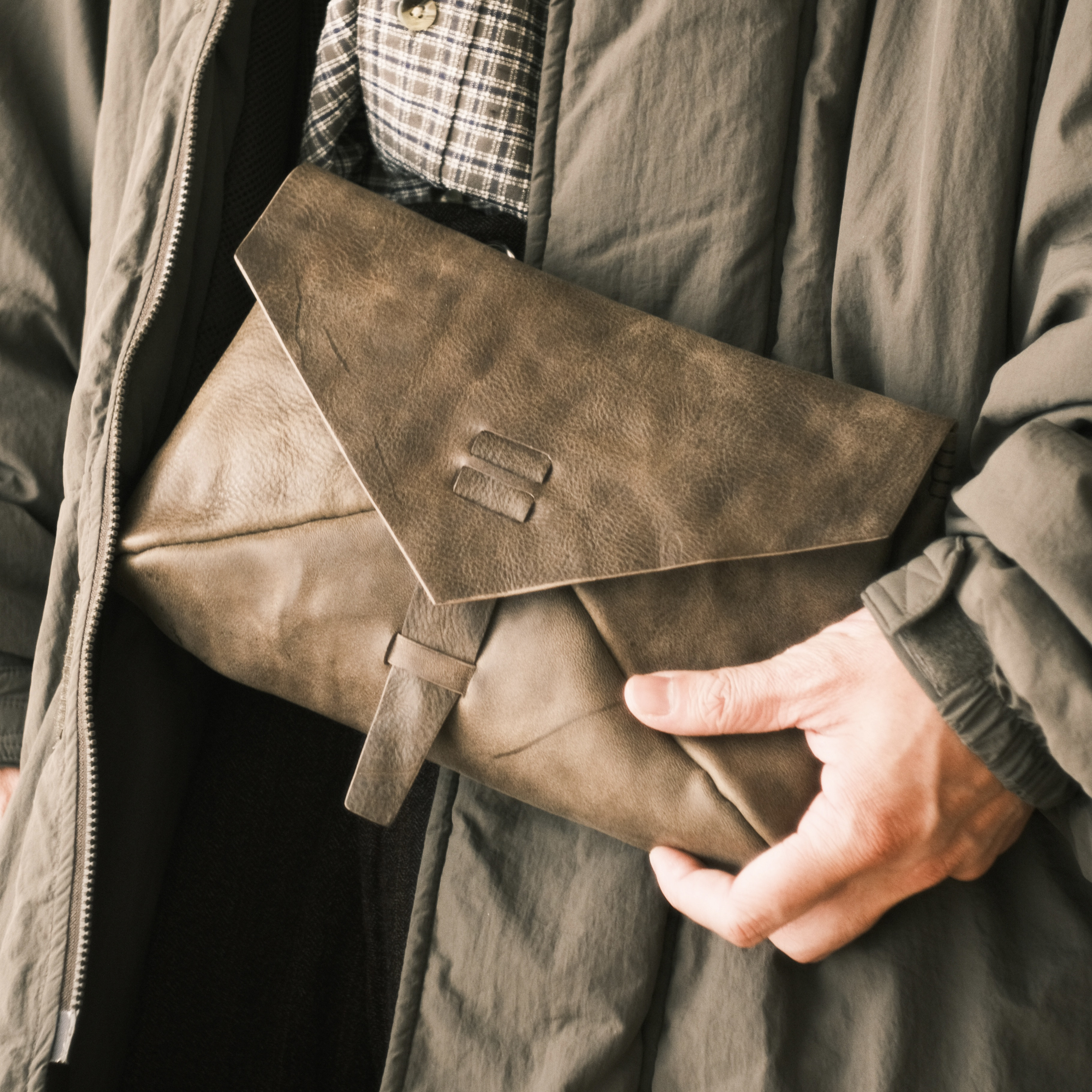 一生モノのヴィンテージレザー クラッチバッグ 大容量 《A5 / iPad mini対応》