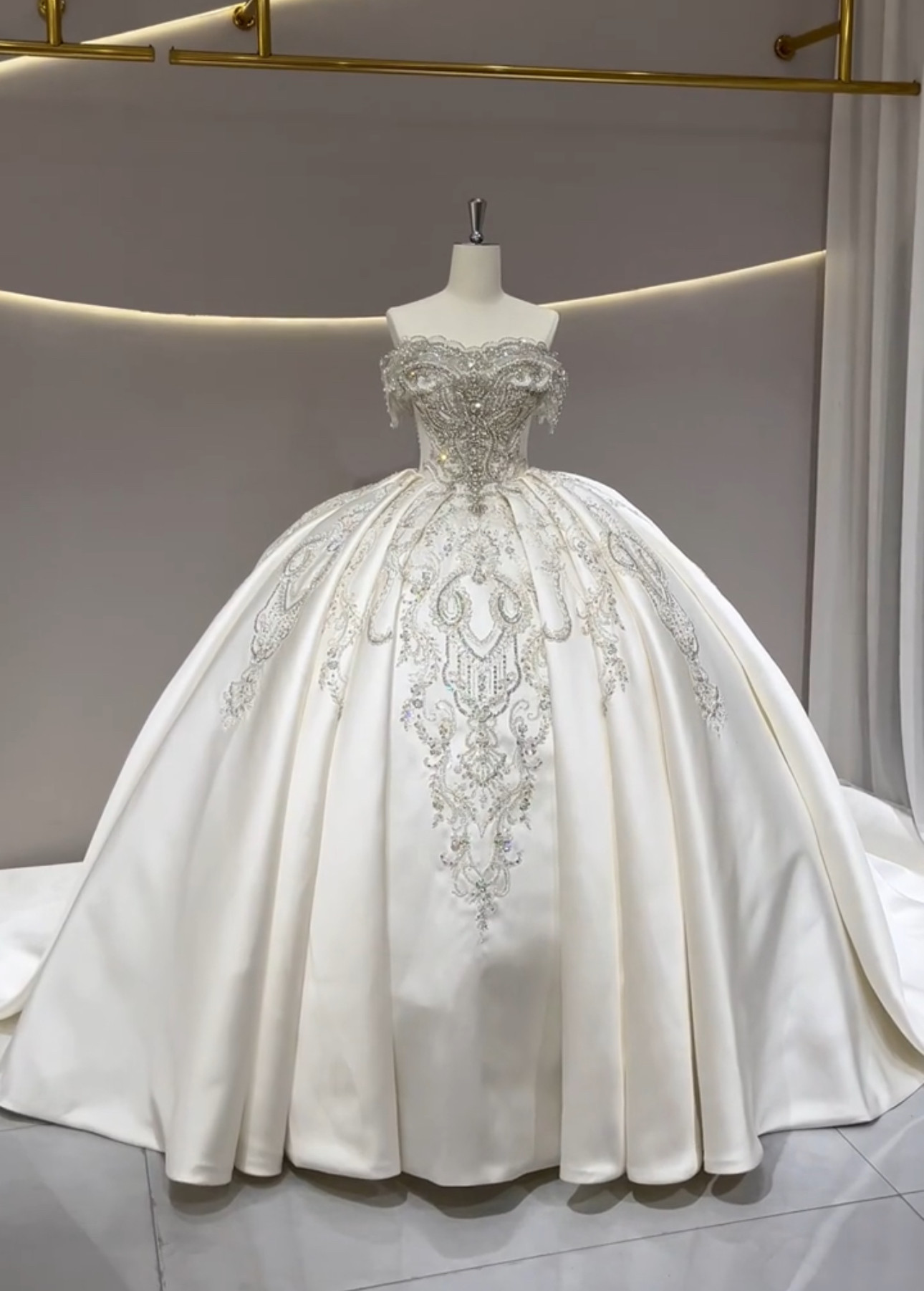 激売れ人気商品！韓国スタイル　人気　エレガントなレース　ストーン　おしゃれ　目立つ　編みあげ　ロングトレーン結婚式お呼ば