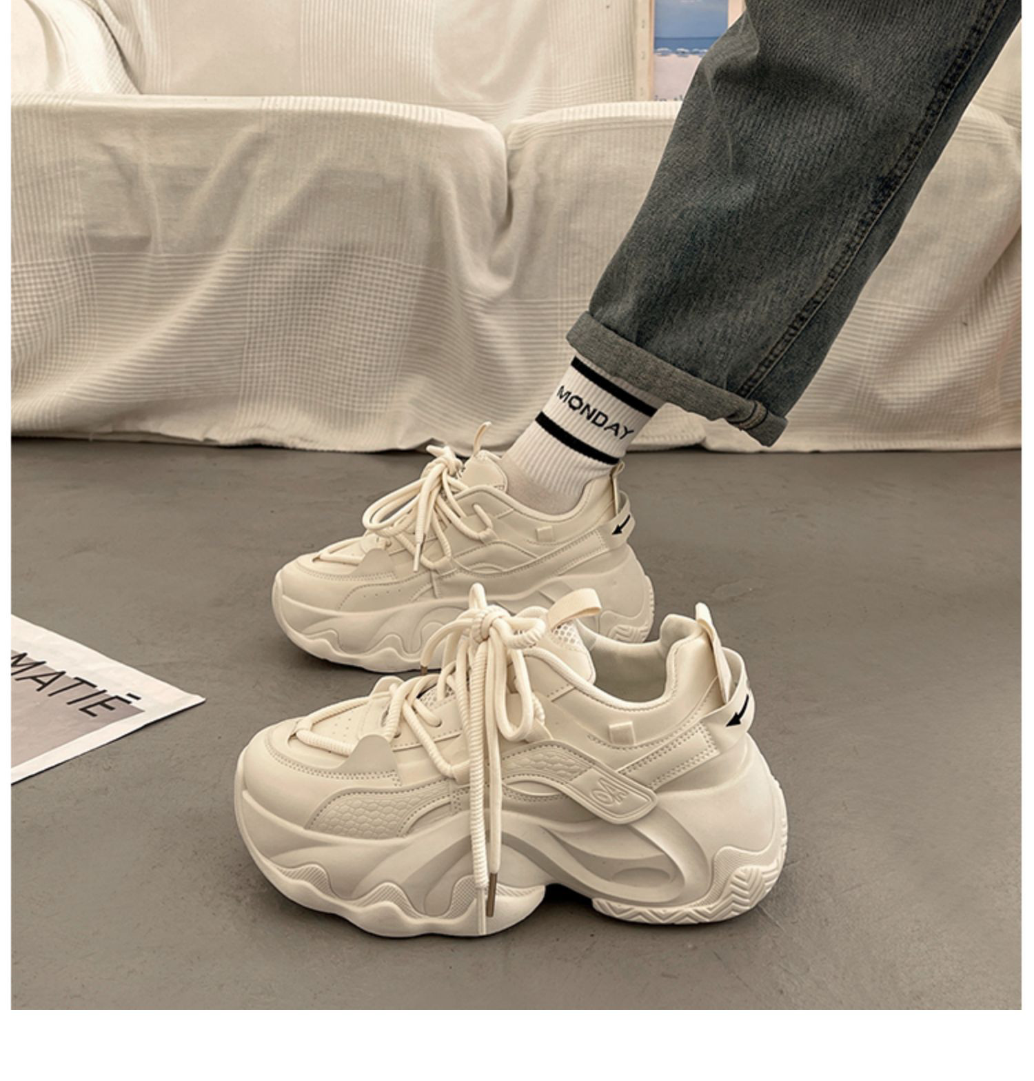 欧州駅の厚底お父さん靴女性春夏の爆発街で足が小さく見える2025新型爆発型高カジュアルスニーカー