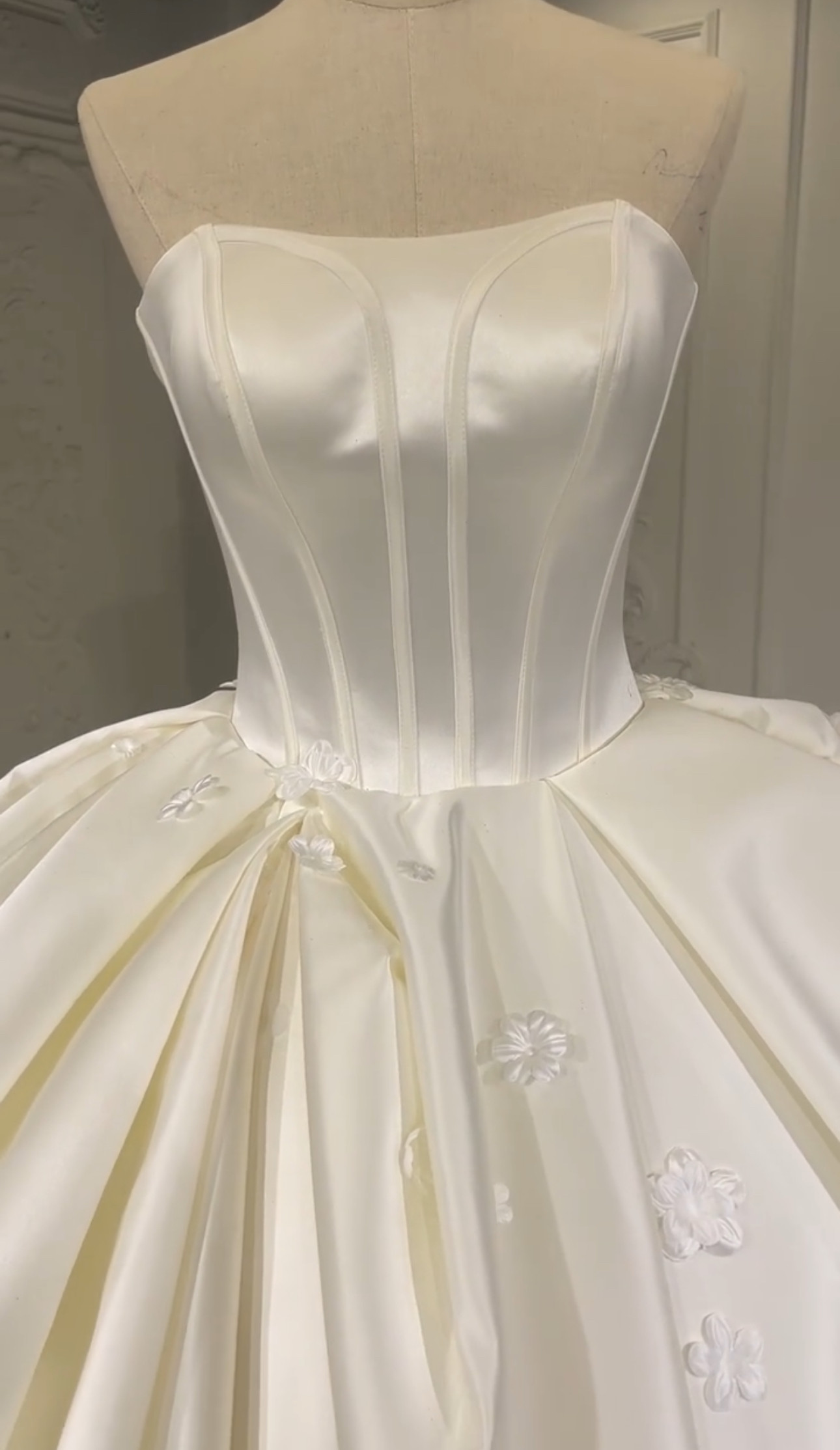 ラッフルスカート　プリンセスリアン　痩せて見える　ボリューム　袖無し　オフホワイト　光沢サテン　ロングトレーンブライダル