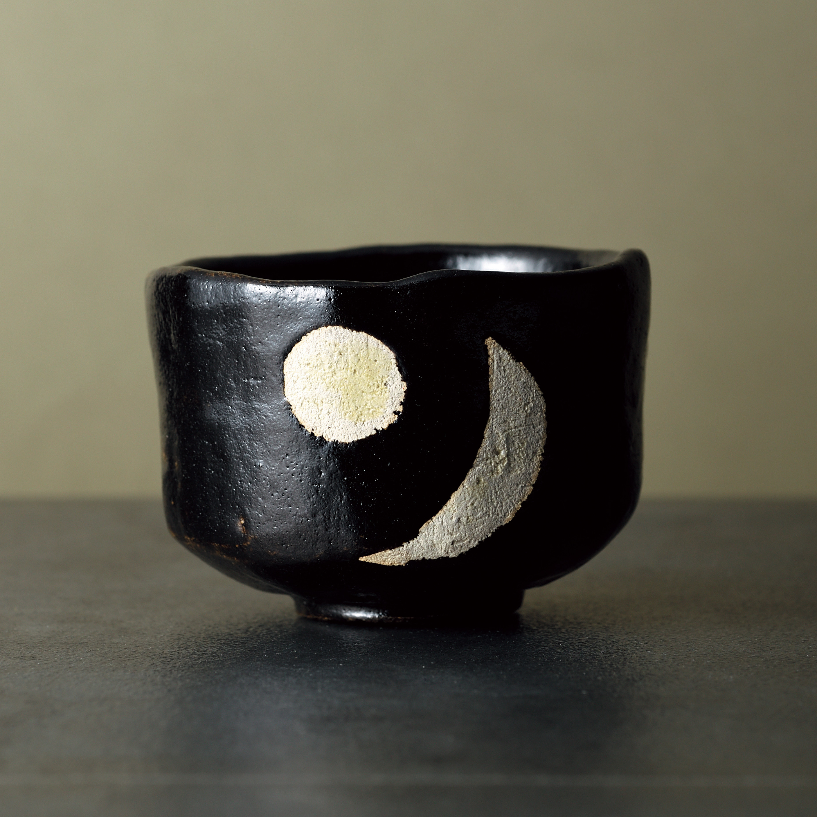 2026正月　楽焼〚黒楽 日月〛抹茶碗　萬福堂楽入作　茶道具　勅題茶碗　新春　贈答品