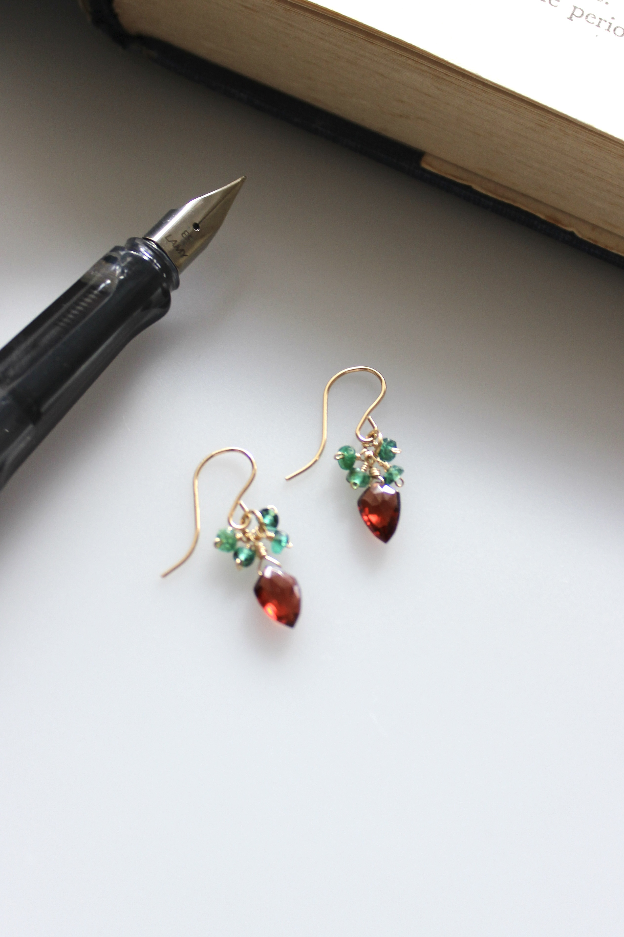 【オールドストックザンビア産エメラルド】と宝石質ガーネットピアスorイヤリング