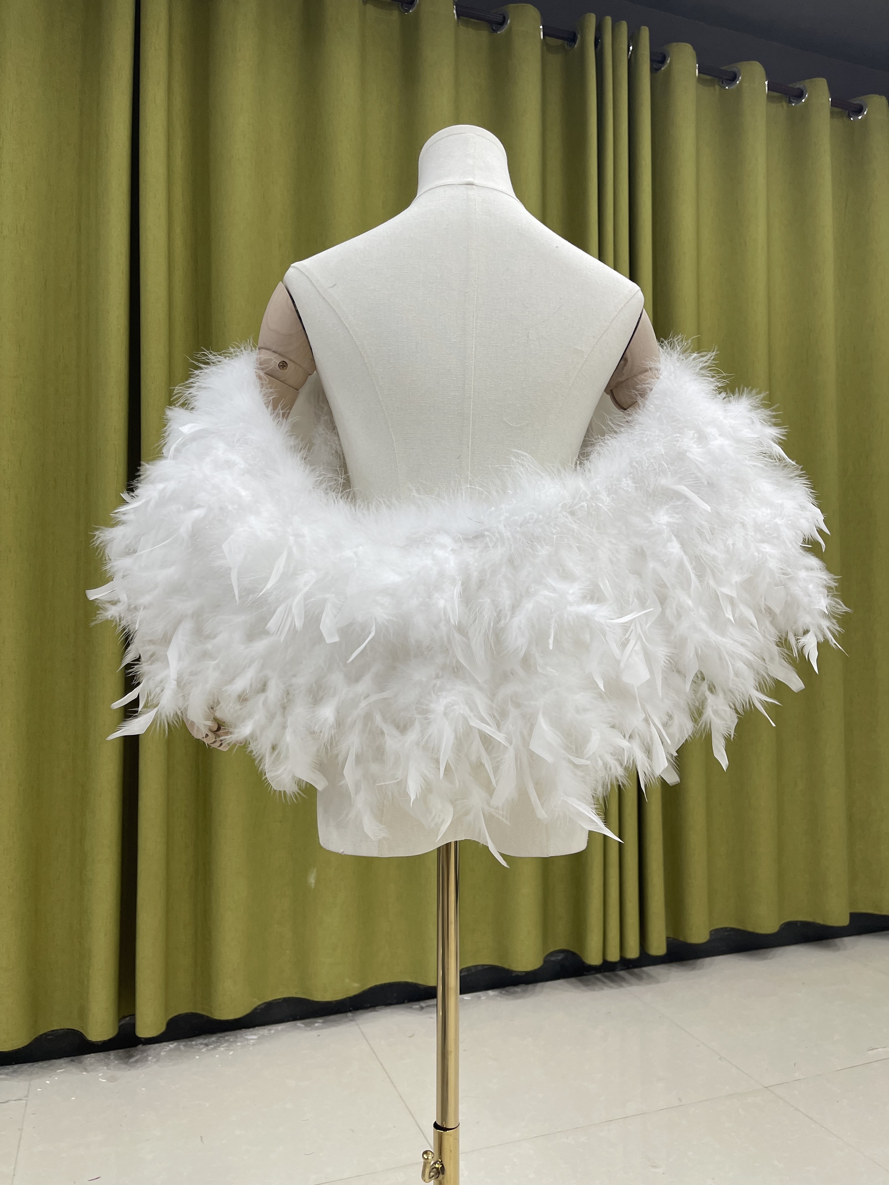秋冬 ケープ フェイクファー 白 羽毛 もこもこ あったかい 綺麗 肩飾り アクセサリー ウェディングドレス AK347