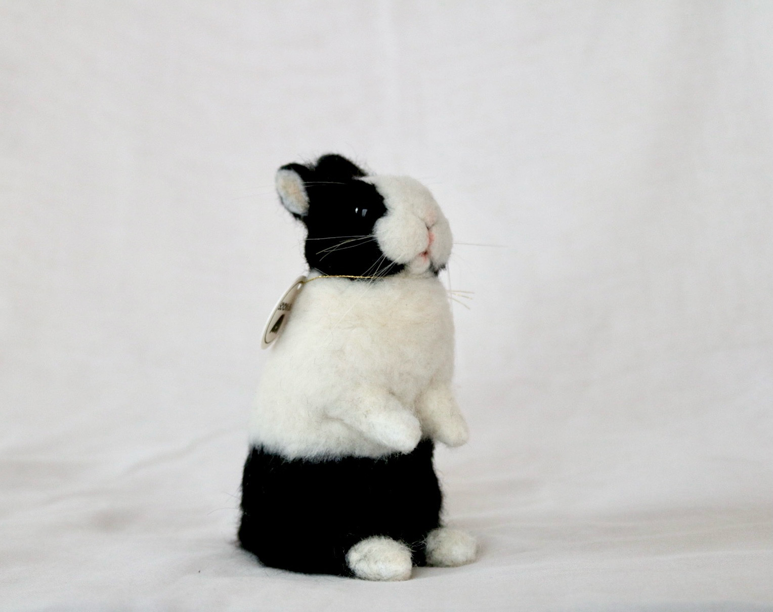 うたっちしているベビーなうさぎさん　羊毛フェルト　ダッチ 白黒