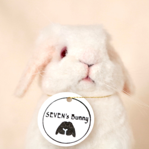 うたっちしているベビーなうさぎさん 羊毛フェルト ルビーアイド