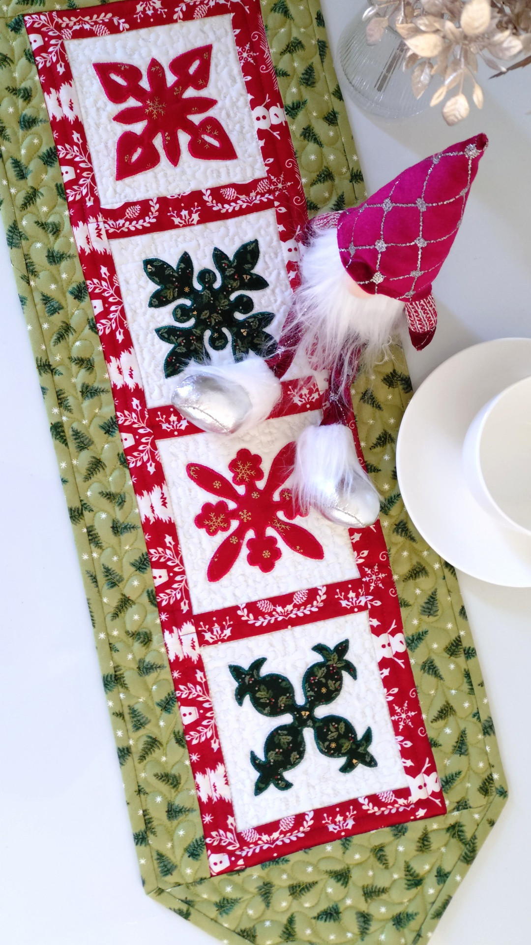 ハワイアンキルトのクリスマステーブルセンター/マルチマット（黄緑✕赤）