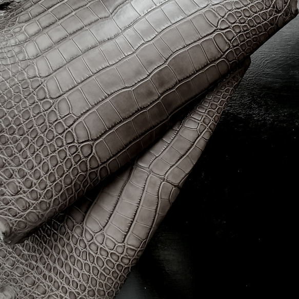 ワニ革 クレイフィニッシュ モールグレー No.C009199 3枚目の画像