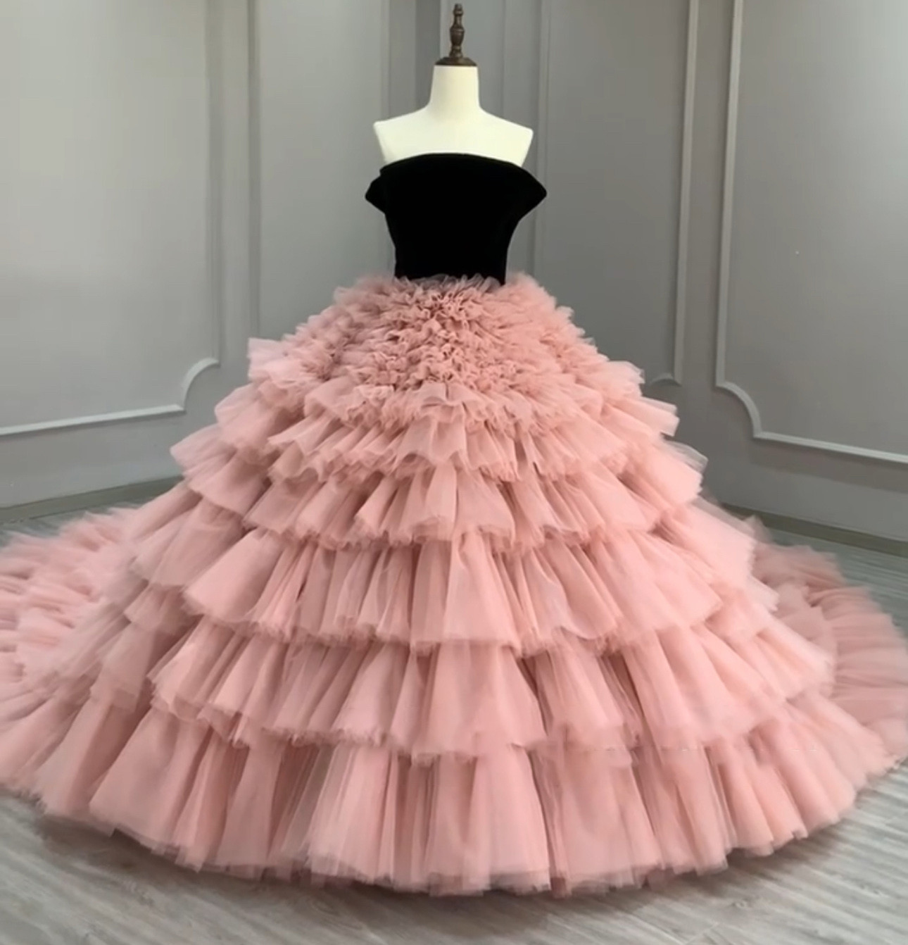 高品質フォトウェディング　カラードレス　ピンク　プリンセスライン　ボリューム　可愛い　前撮り演奏会音楽会発表会コンテスト
