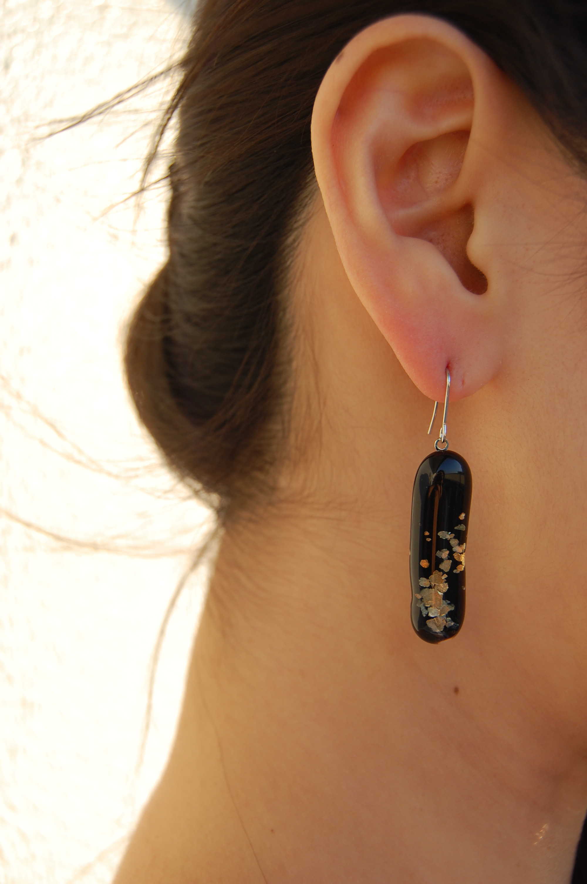 キラキラ輝く雲母とガラスのピアス　イヤリング変更可能　14kgf　サージカルステンレス316　金属アレルギー対応