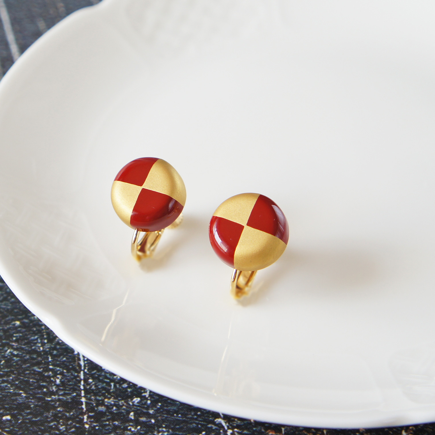 艶やかな美　漆塗りイヤリング　丸・赤×金