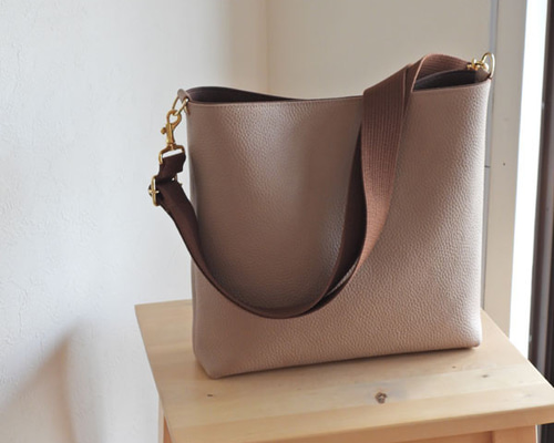 新スタッズスクエアショルダーバッグ (グレー) スクエアミニショルダー