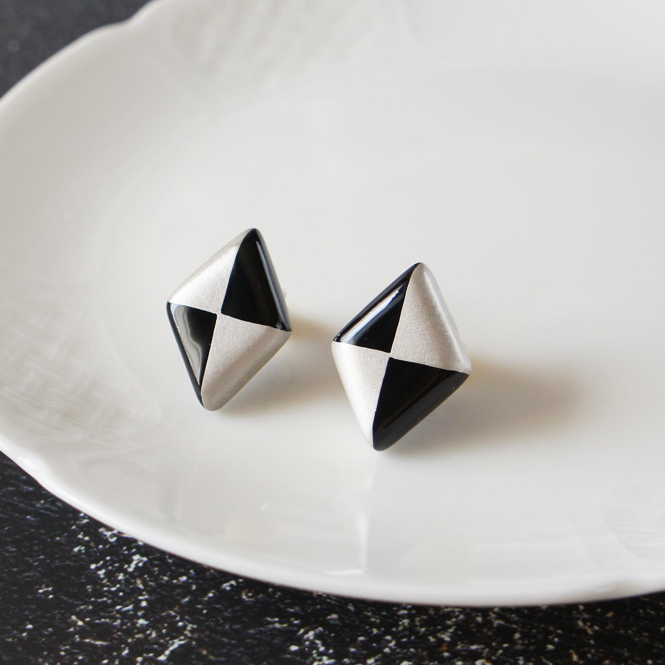 静けさの美　漆塗りピアス　ダイヤ・黒×銀