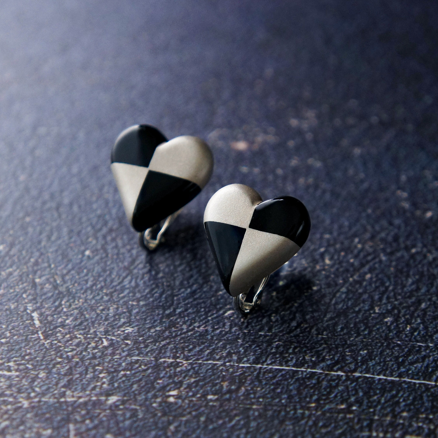 和の心　漆塗りイヤリング　ハート・黒×銀