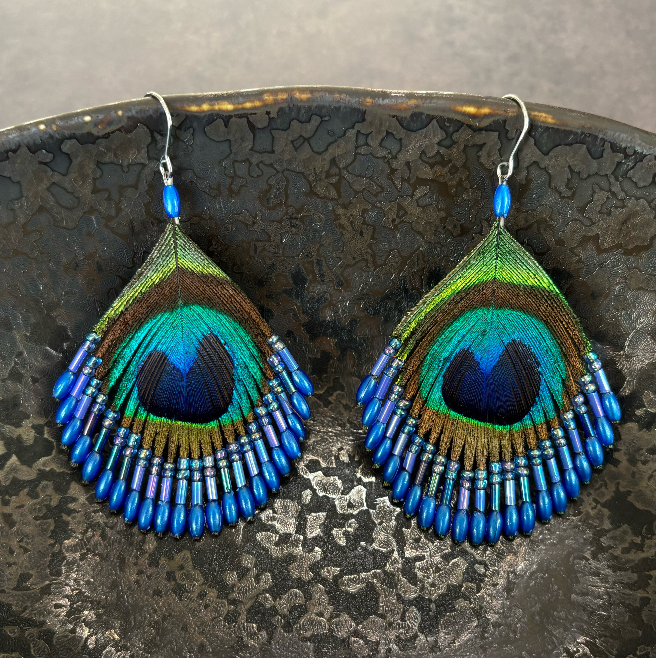 孔雀の羽のピアス 　ブルー