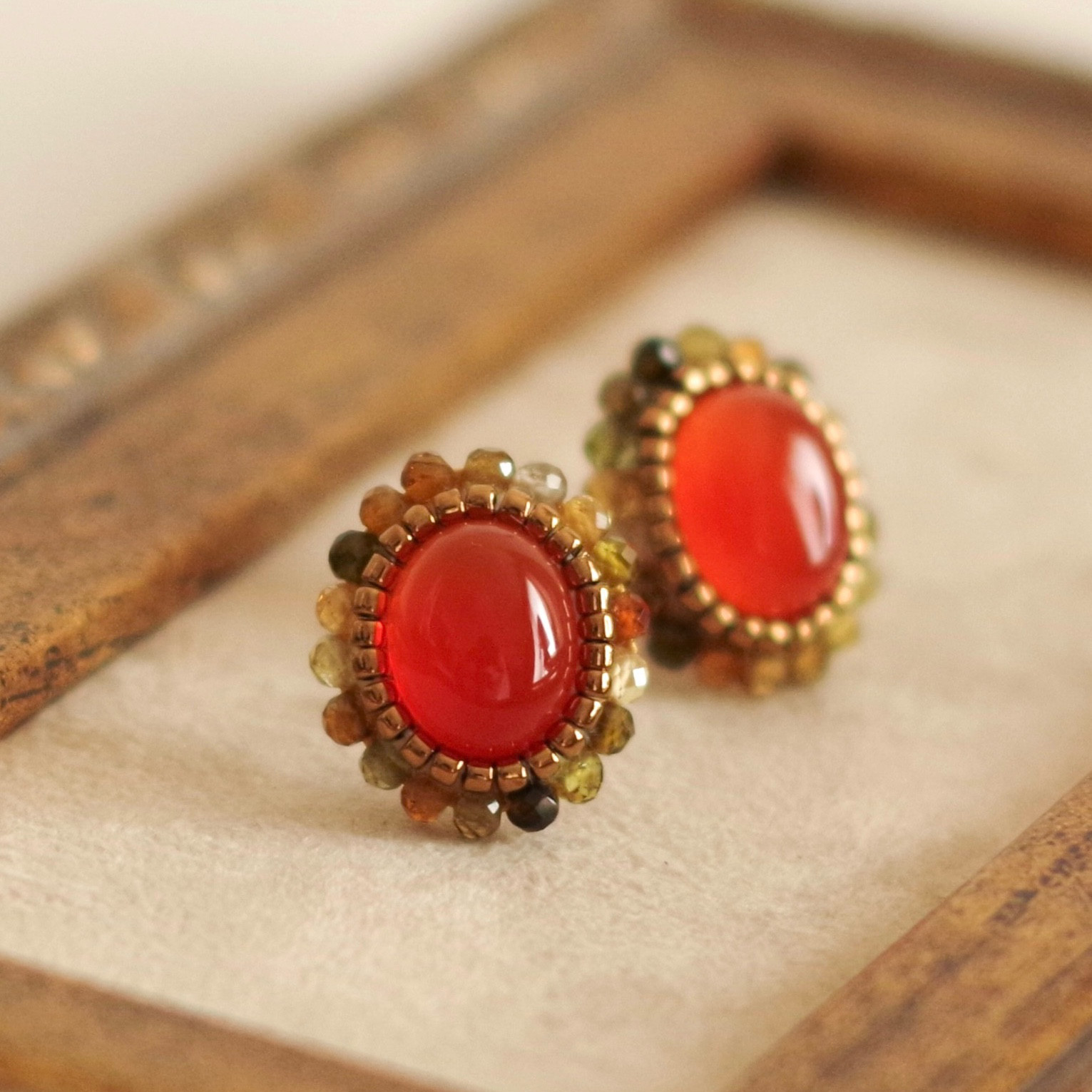 Soleil / カーネリアン×トルマリンのビーズ刺繍耳飾り