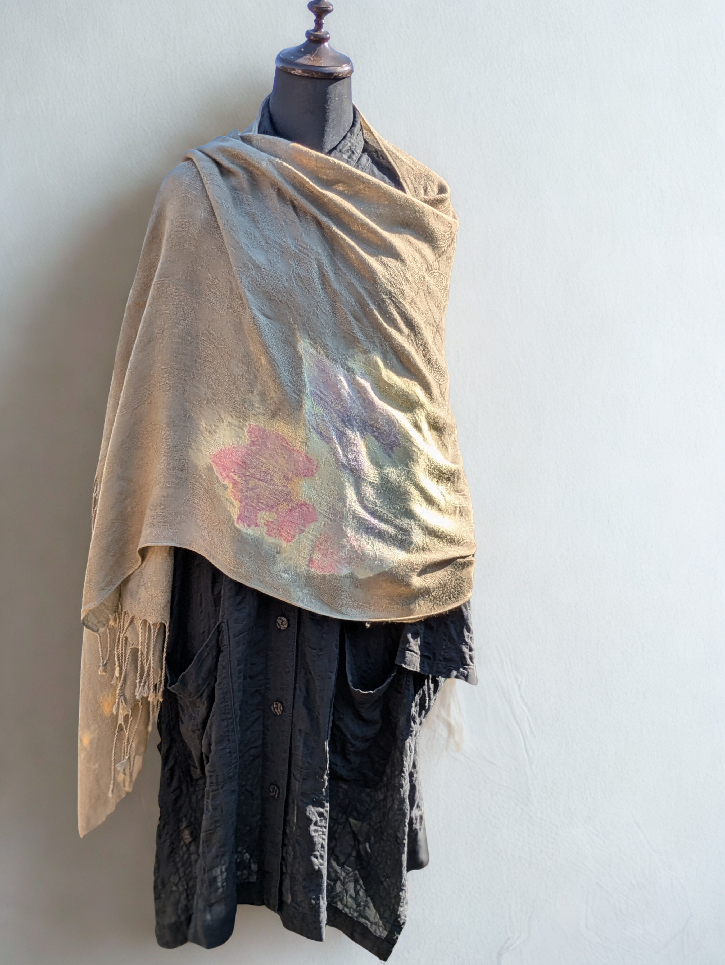 【現品限り1点】草木染アートストール〜カラスウリ〜癒される、とろけるような滑らかさ。 ​ギフトにも