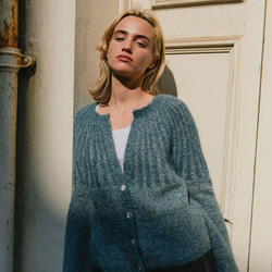 北歐風羊駝毛衣外套 - 霧藍 第1張的照片