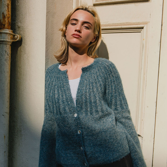 北歐風羊駝毛衣外套 - 霧藍 第1張的照片