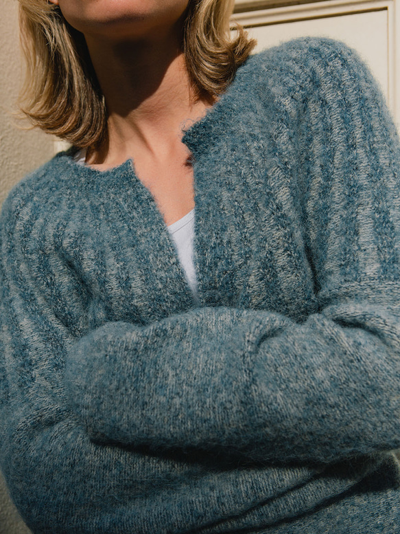 北歐風羊駝毛衣外套 - 霧藍 第2張的照片
