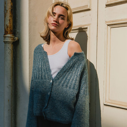 北歐風羊駝毛衣外套 - 霧藍 第3張的照片