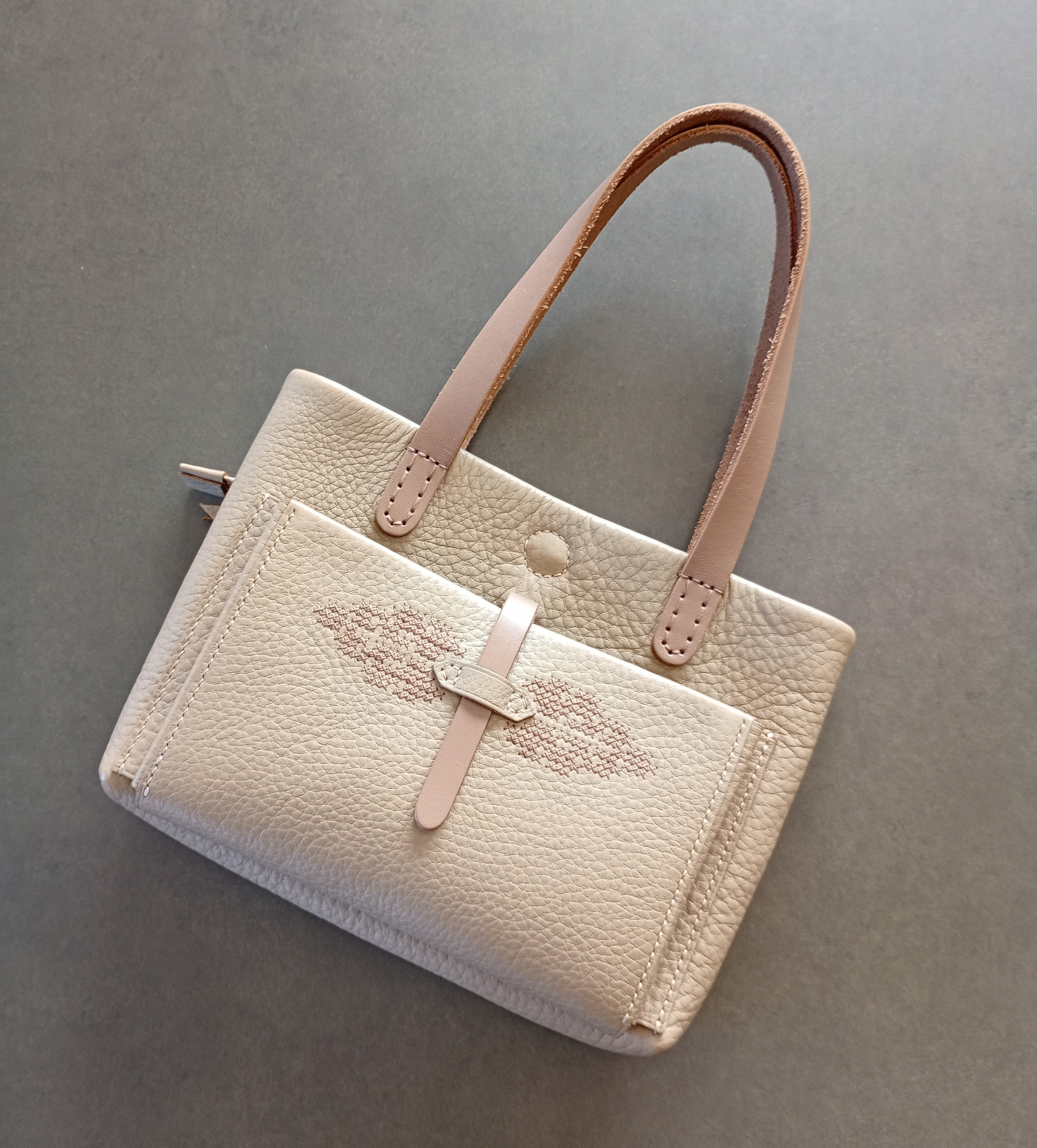 【受注制作】イタリアンレザーの手刺繍入りミニBag（お札・カードポケット付き）