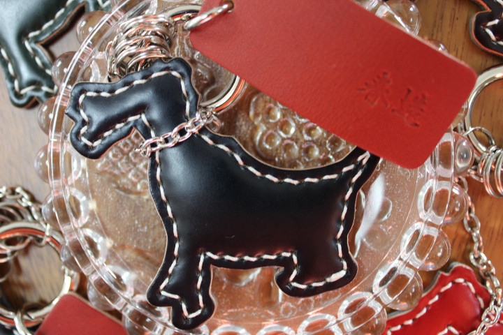 春造　手縫い　カラビナキーリングドック　コードバンレザー（ネイビー）