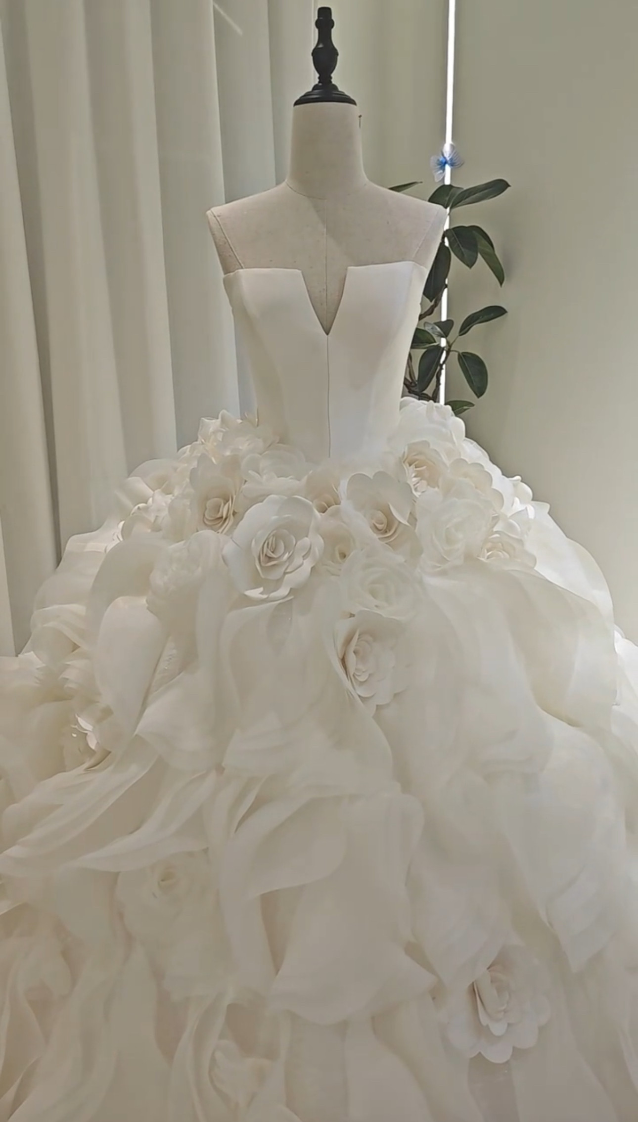 見逃さない　vネック　セクシー　お花飾り付き　フワラー　高品質ウェディングドレス　白　サイズオーダー可能ギャザースカート
