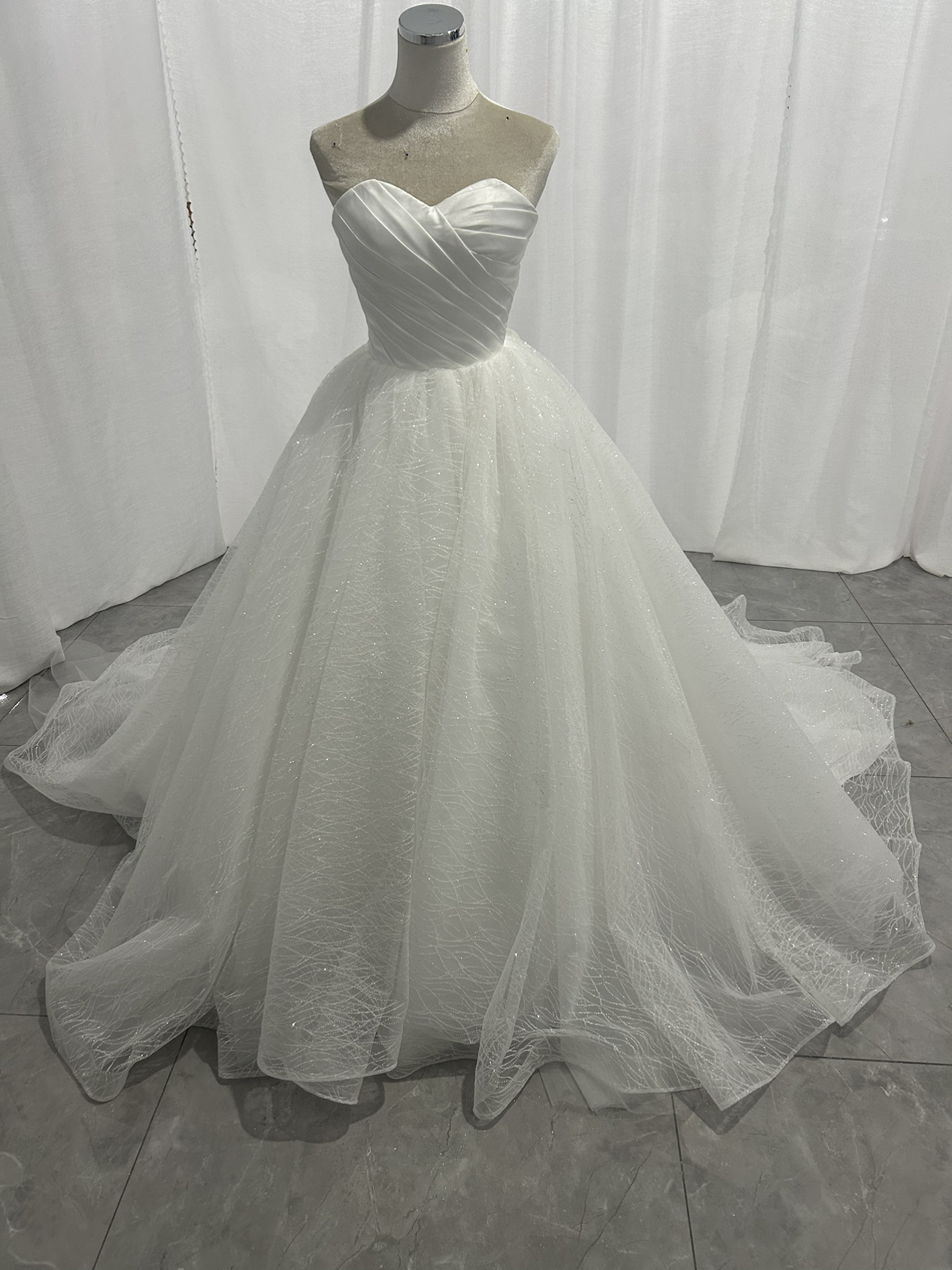 高品質！ウェディングドレス Aライン ベアトップ 背中見せ キラキラチュール 結婚式/披露宴