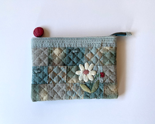 花のアップリケのパッチワークキルトポーチ（ブルー） ポーチ lilla