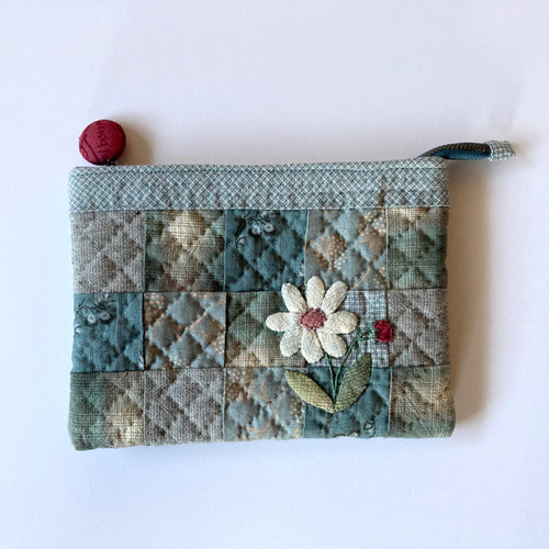 花のアップリケのパッチワークキルトポーチ（ブルー） ポーチ lilla