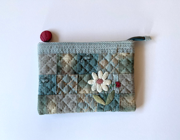 花のアップリケのパッチワークキルトポーチ（ブルー） ポーチ lilla