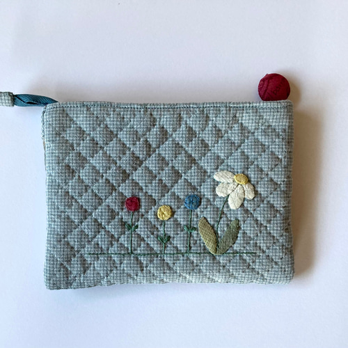 花のアップリケのパッチワークキルトポーチ（ブルー） ポーチ lilla