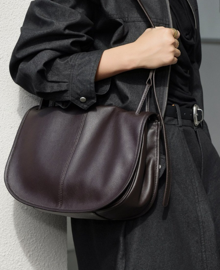 秋冬の装いに寄り添う上質レザーバッグ｜やわらかな存在感の大人マルチショルダー