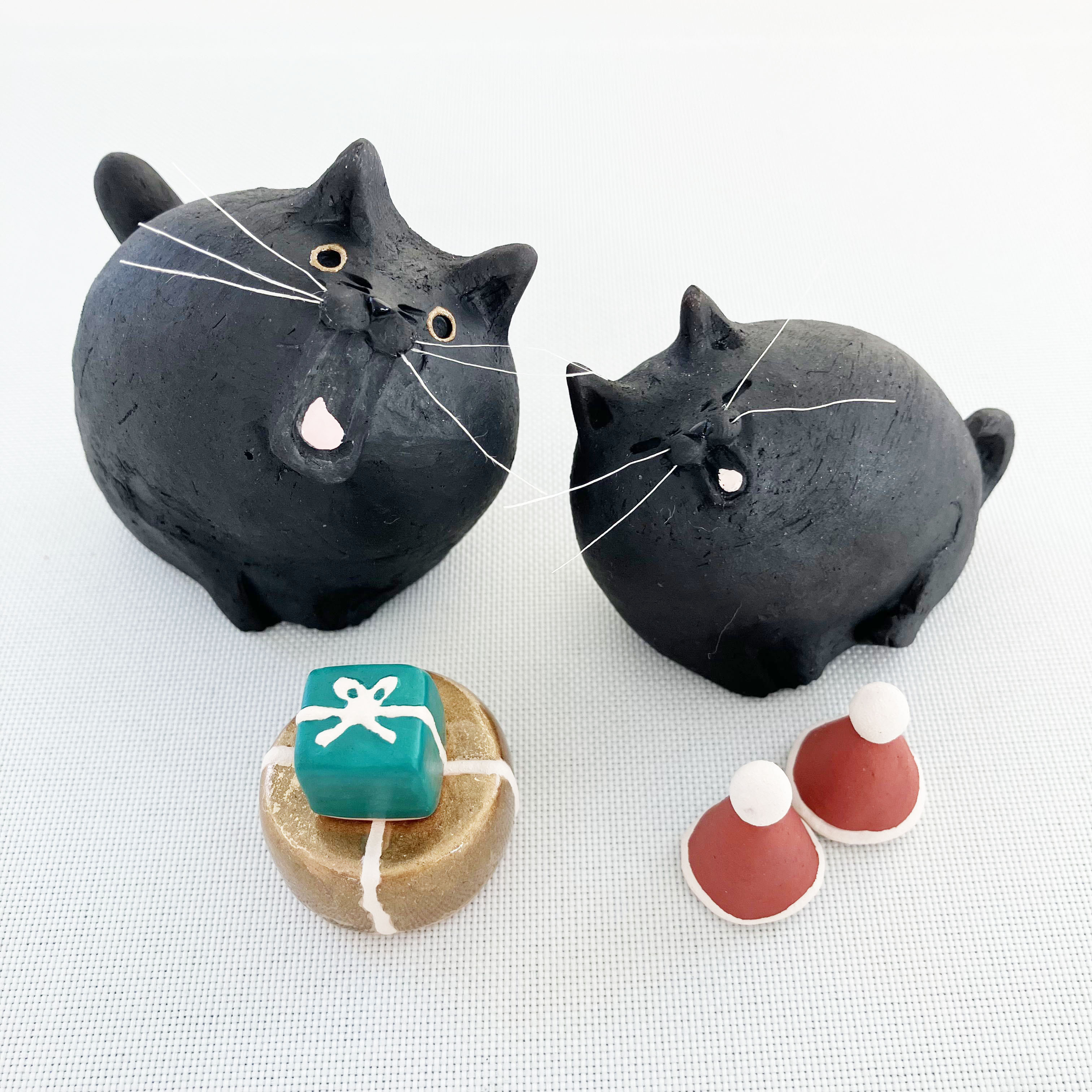●猫の日限定1点‼︎●　歌う♫黒猫親子　クリスマスチキンの歌（黒陶の猫　置物）