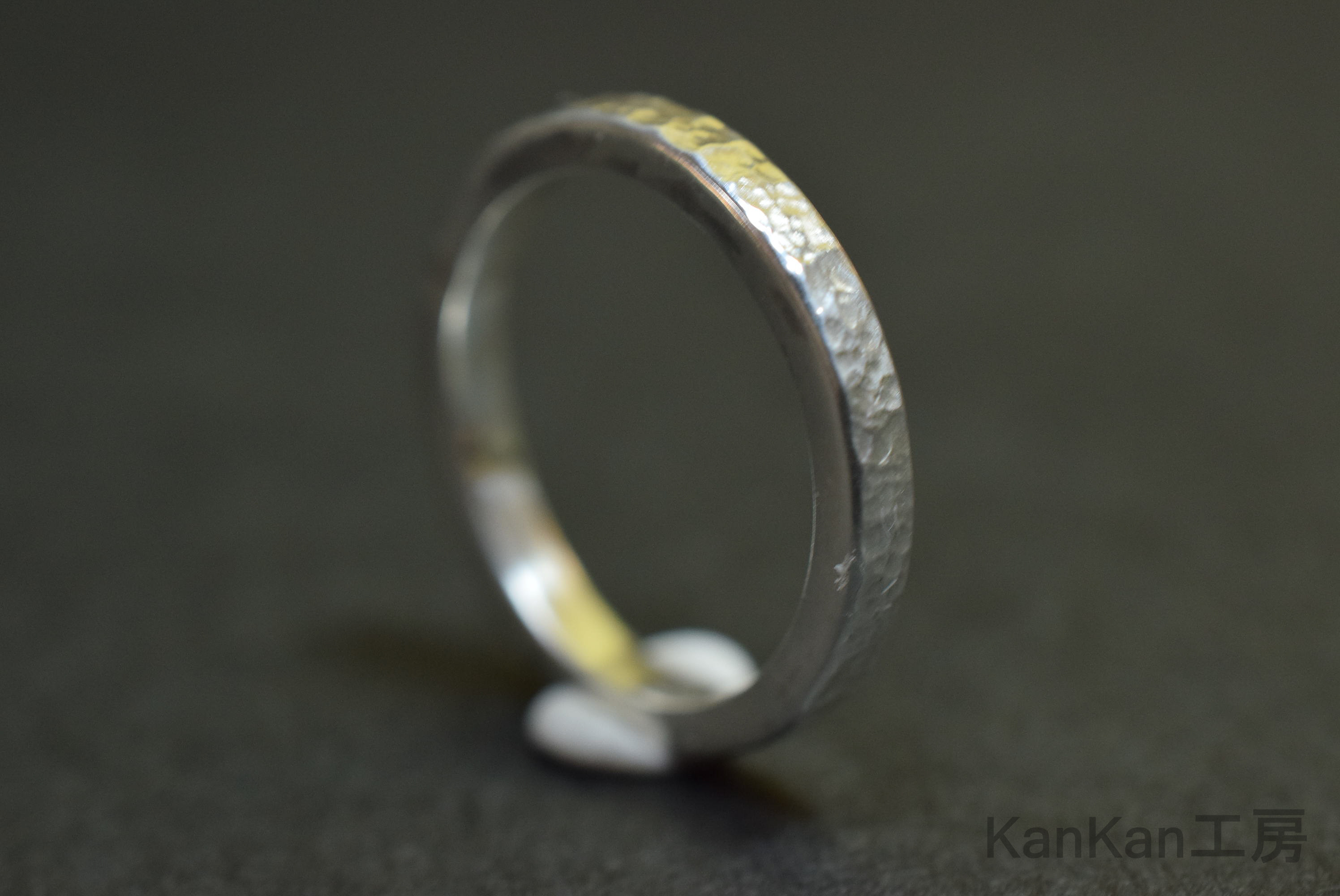 SVリング｜細槌目｜平打ち・幅(約)2.5㎜