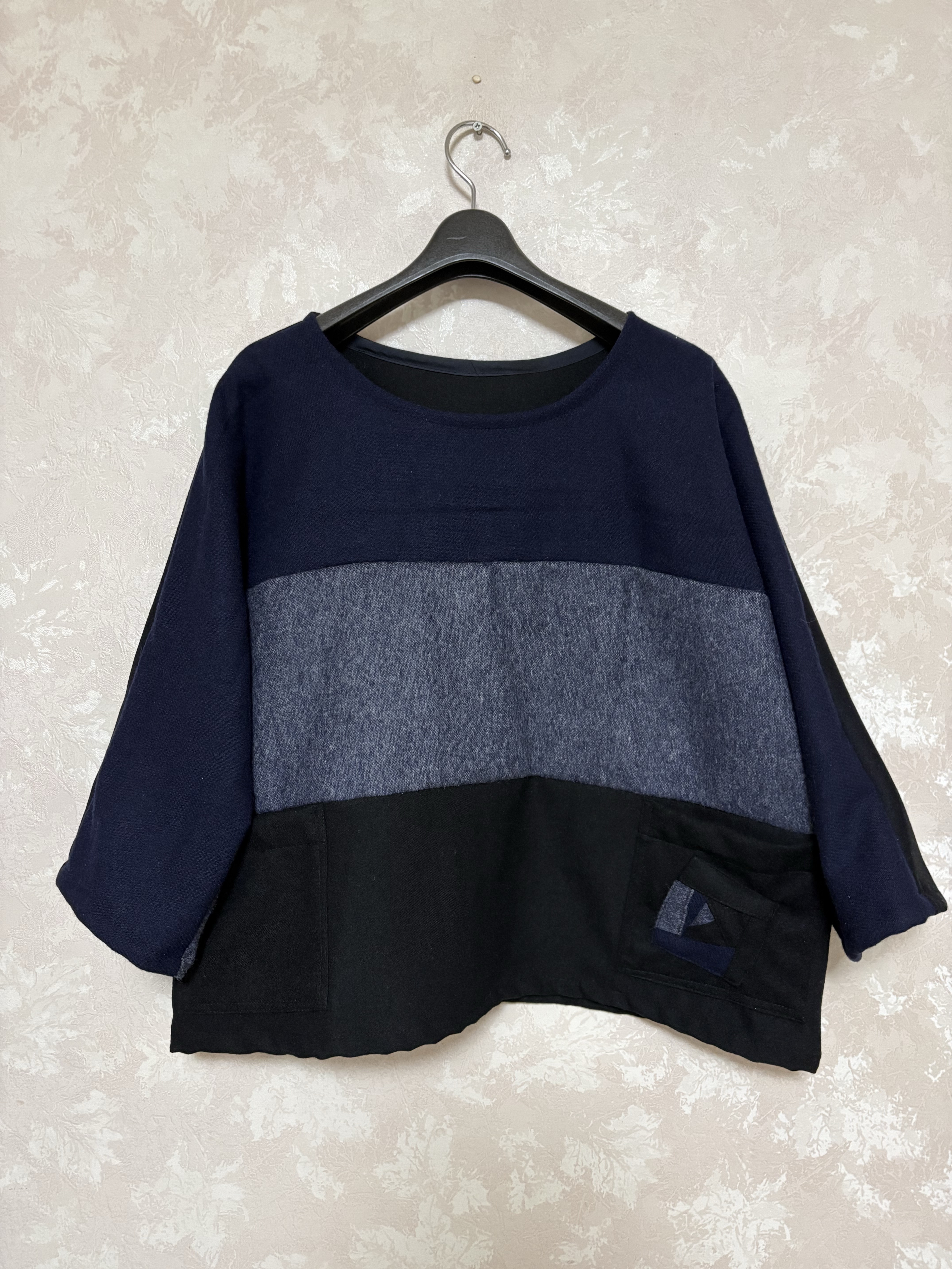 512.ウールのトップス、黒とグレーと紺色　プルオーバー　クレージーキルト　ゆったり