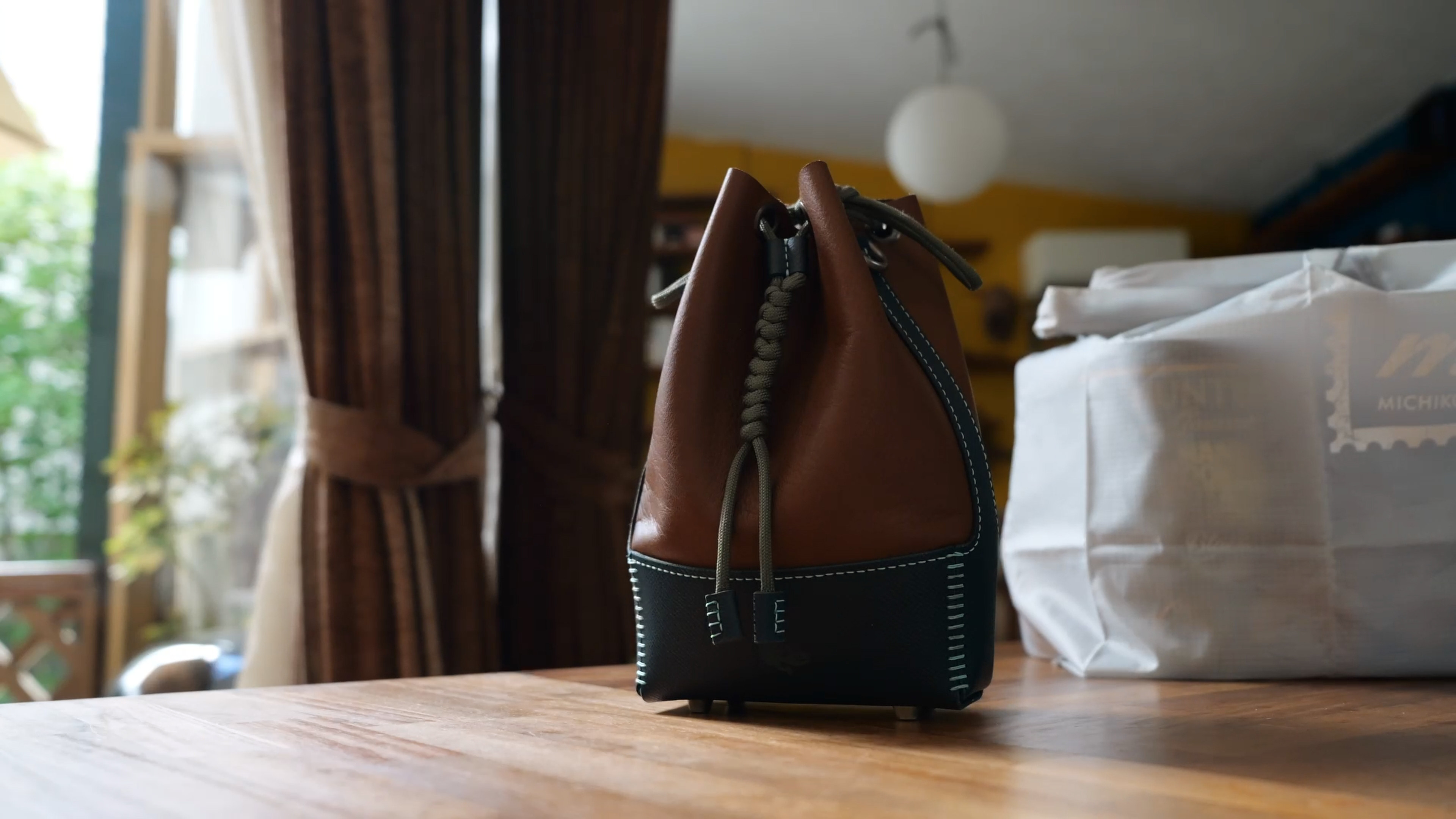 イタリアンレザー　お散歩巾着／Walking Drawstring Pouch