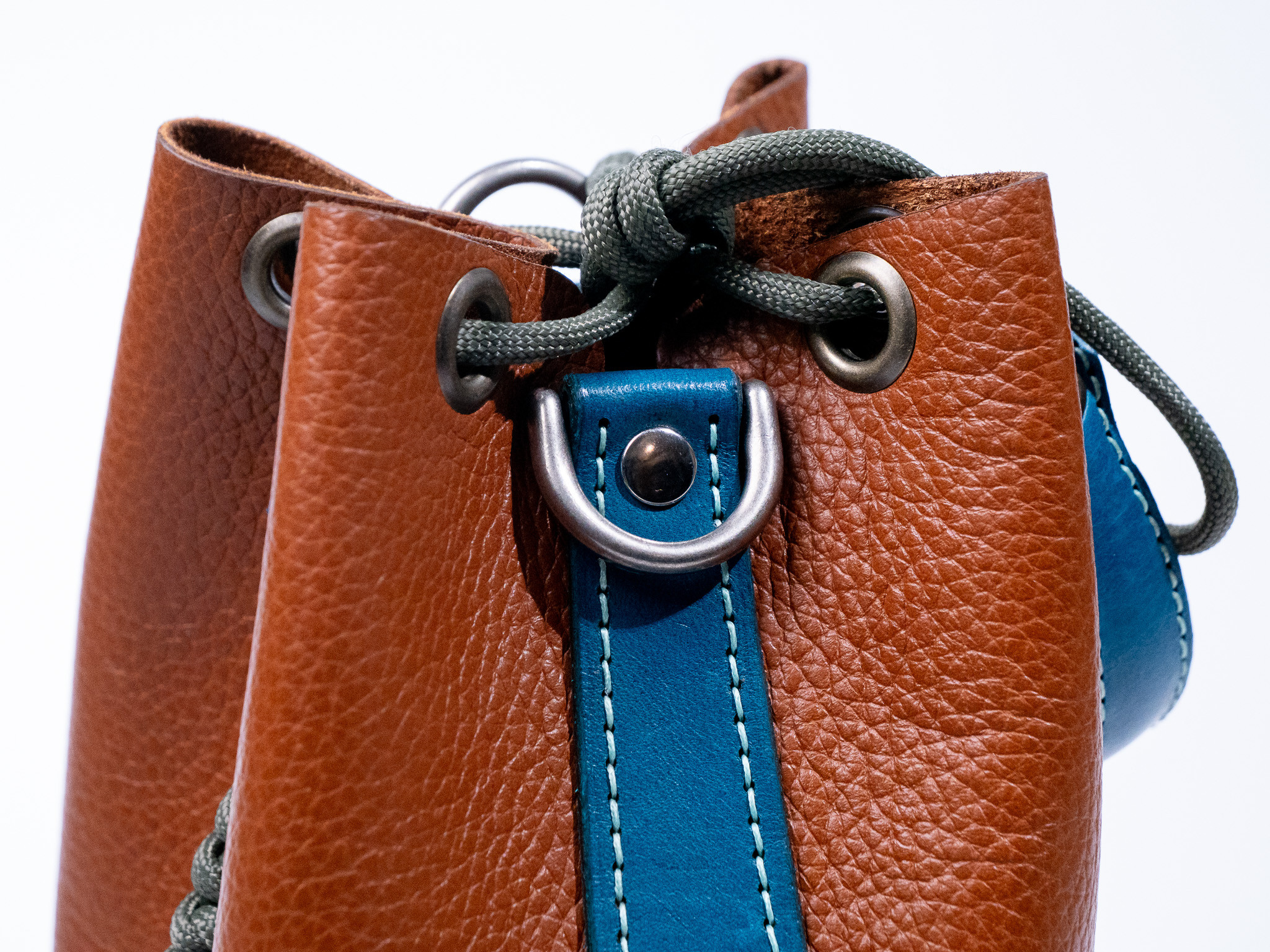 イタリアンレザー　お散歩巾着／Walking Drawstring Pouch