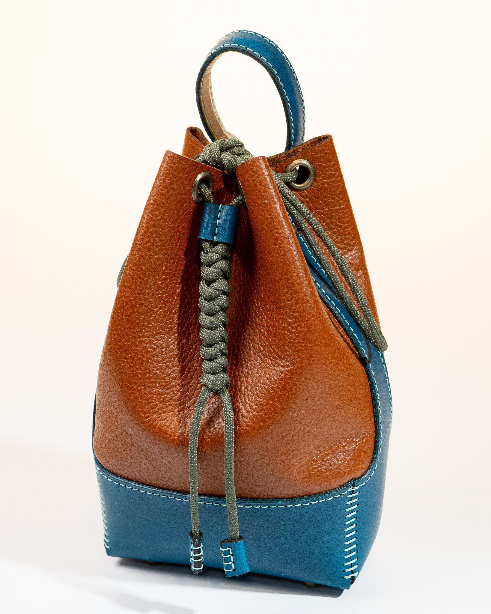 イタリアンレザー　お散歩巾着／Walking Drawstring Pouch