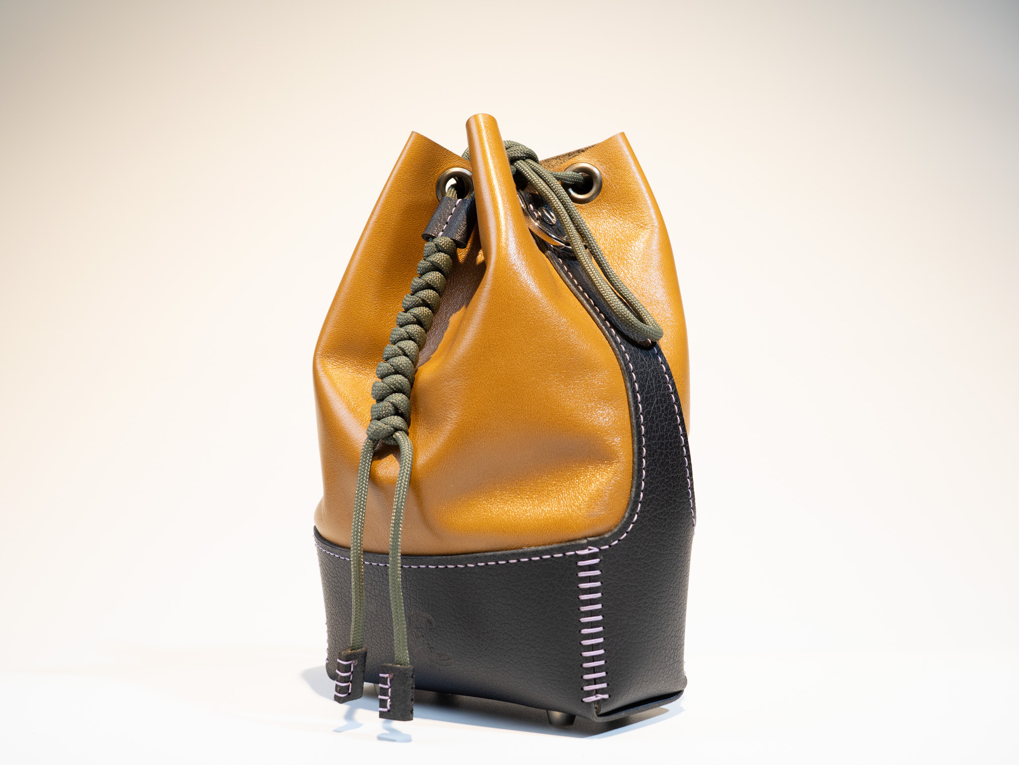 イタリアンレザー　お散歩巾着／Walking Drawstring Pouch