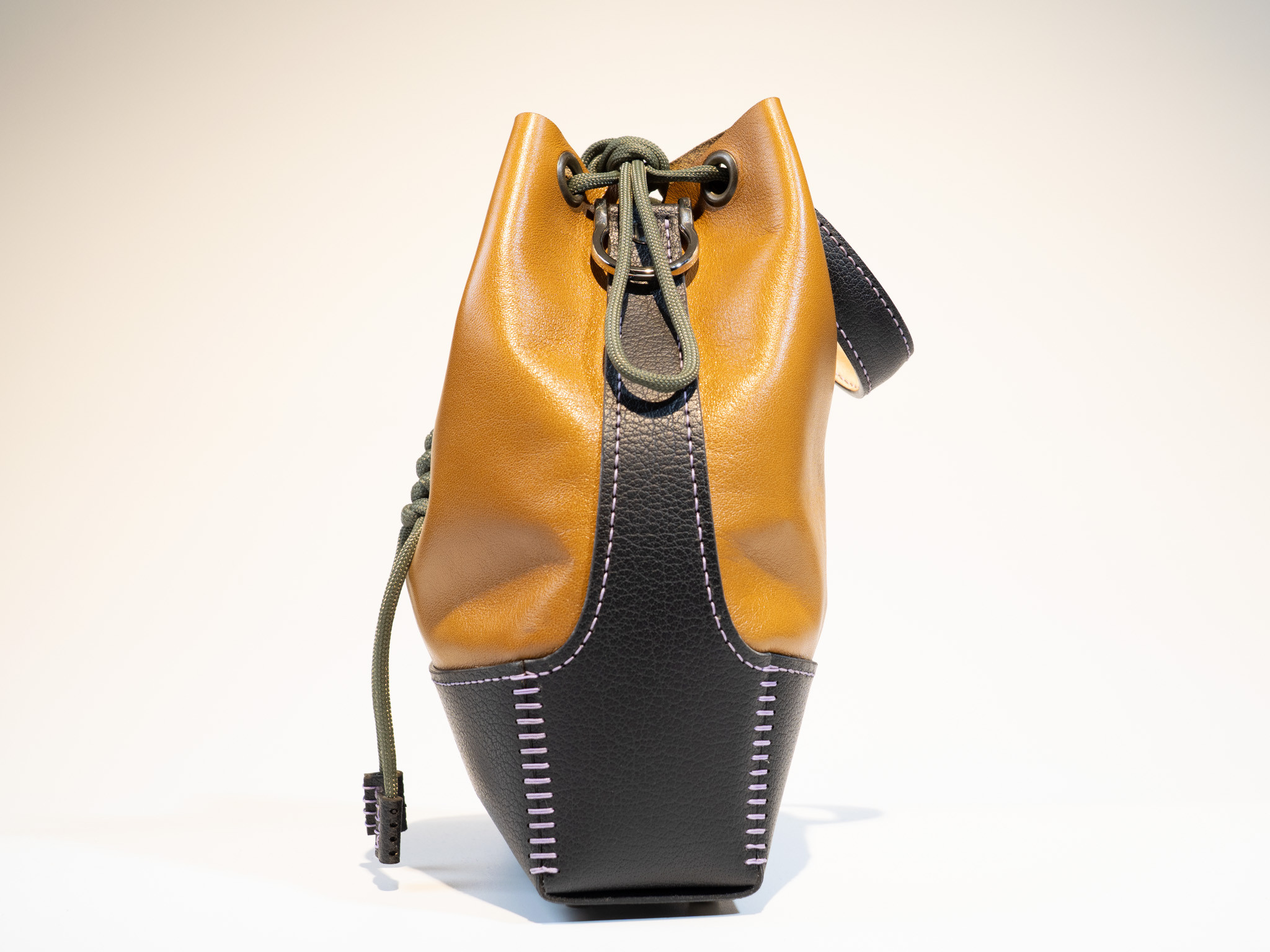 イタリアンレザー　お散歩巾着／Walking Drawstring Pouch