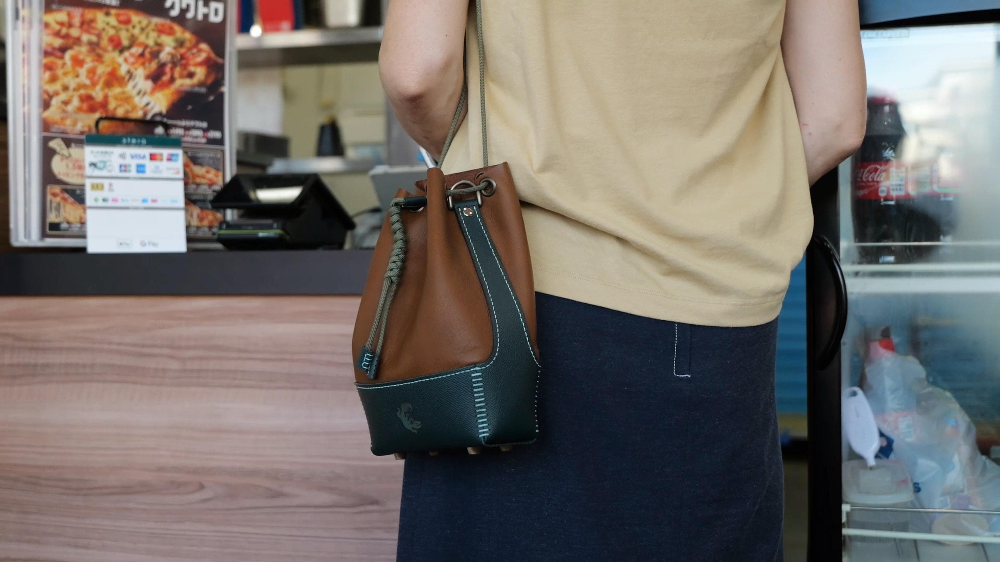 イタリアンレザー　お散歩巾着／Walking Drawstring Pouch