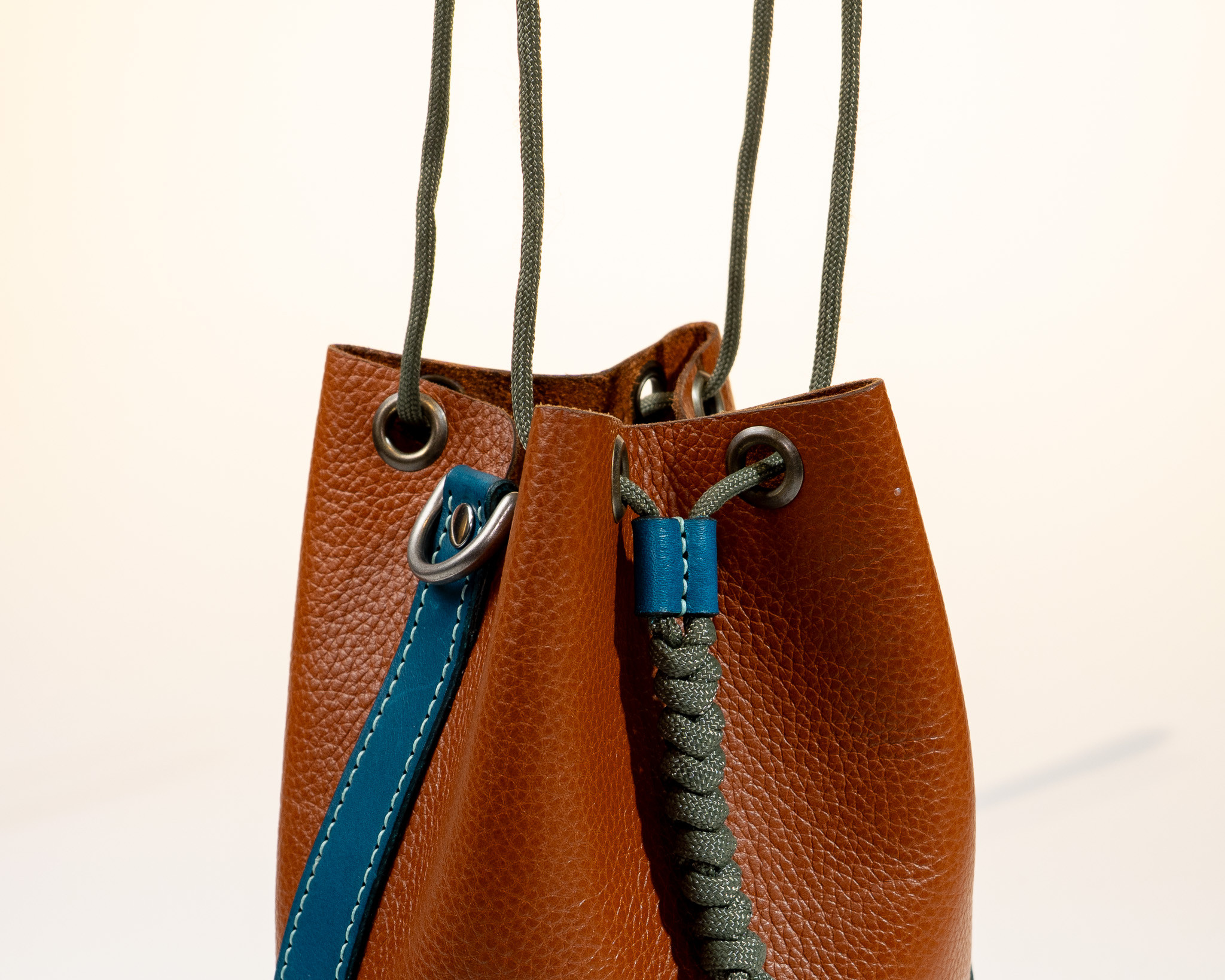 イタリアンレザー　お散歩巾着／Walking Drawstring Pouch