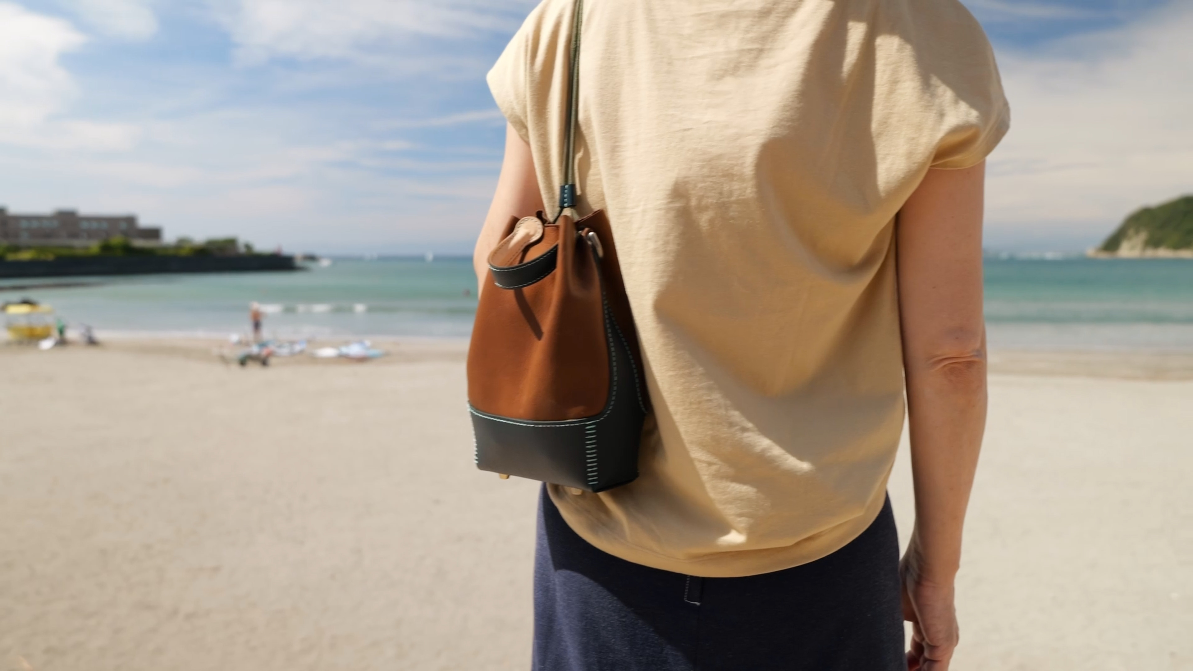 イタリアンレザー　お散歩巾着／Walking Drawstring Pouch